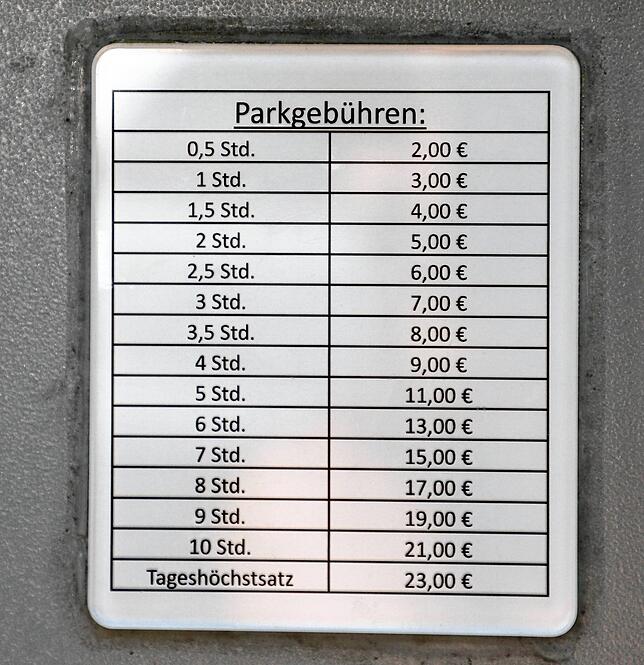 Von zwei Euro für die erste halbe Stunde bis 23 Euro für den ganzen Tag: die Preisliste am Konstanzer Döbele. Auf der Internetseite der ...