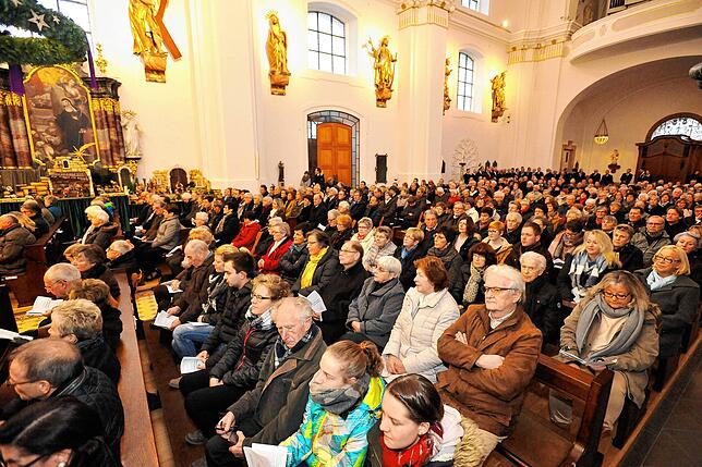 300 bis 400 Zuhörer lockt das Adventskonzert des MGV Allmendshofen normalerweise in die Stadtkirche St. Johann, so wie auf unserem Bild ...