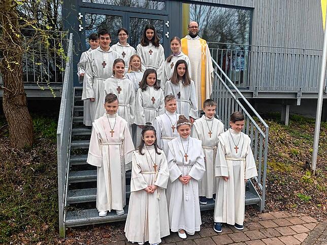 Am Samstag, 15. April, empfingen sechs Kinder in einem festlichen Gottesdienst in der Kirche Hl. Dreifaltigkeit zum ersten Mal das ...