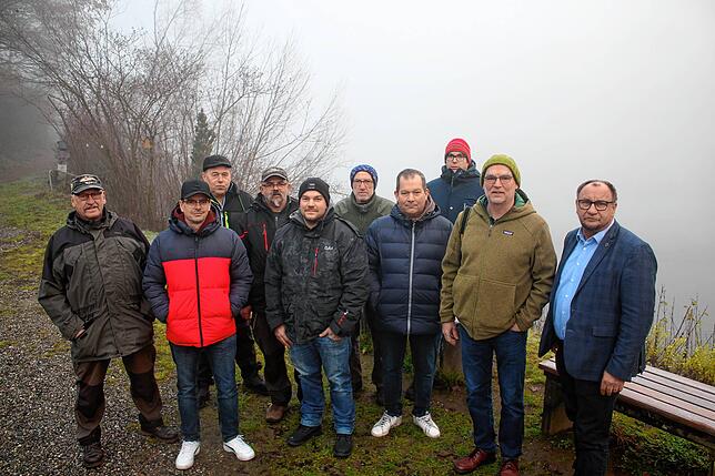 Die Salemer Angler um den 1. Gewässerwart Daniel Fuchs (Vierter von rechts) berichten Landtagsabgeordnetem Klaus Hoher (rechts) von ...