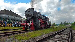 Auf ihrer vorerst letzten Sonderfahrt macht die Dampflokomotive 52 7596 der Eisenbahnfreunde Zollernbahn Zwischenstation in Lauchringen. ...