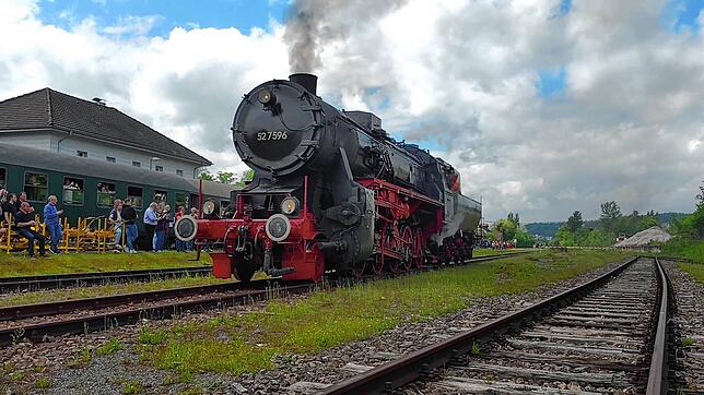Auf ihrer vorerst letzten Sonderfahrt macht die Dampflokomotive 52 7596 der Eisenbahnfreunde Zollernbahn Zwischenstation in Lauchringen. ...