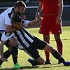 Torrekord geknackt: Bujar Halili herzt Sandro Knab vom Meister SV 08 Laufenburg, der die Saison mit 47 Toren beendet. Dazu hat der ...