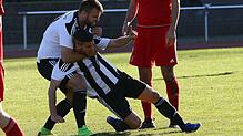 Torrekord geknackt: Bujar Halili herzt Sandro Knab vom Meister SV 08 Laufenburg, der die Saison mit 47 Toren beendet. Dazu hat der ...
