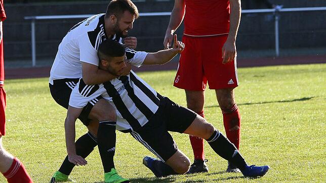 Torrekord geknackt: Bujar Halili herzt Sandro Knab vom Meister SV 08 Laufenburg, der die Saison mit 47 Toren beendet. Dazu hat der ...