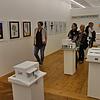 Susanne Baur und Franziska Gulde (von links) vom Schulkunstteam erläutern den Teilnehmern der Sonderführung in der Kreisgalerie, welche ...