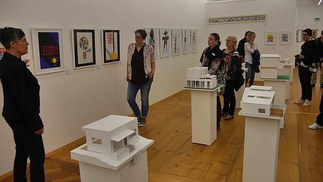 Susanne Baur und Franziska Gulde (von links) vom Schulkunstteam erläutern den Teilnehmern der Sonderführung in der Kreisgalerie, welche ...