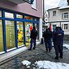 Beim DRK-Schnelltestzentrum in Donaueschingen warten am Montag vor Ladenöffnung um 17 Uhr bereits 25 Menschen in der Kälte.