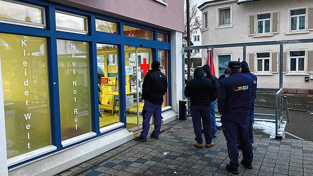 Beim DRK-Schnelltestzentrum in Donaueschingen warten am Montag vor Ladenöffnung um 17 Uhr bereits 25 Menschen in der Kälte.