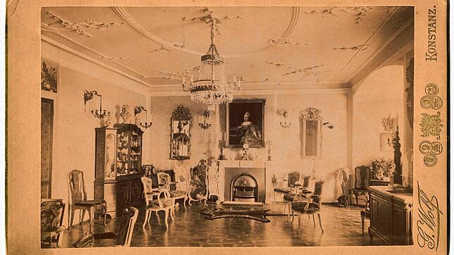Historisch: Ein Blick in den &bdquo;Weißen Salon&ldquo; zur Zeit der Familie von Fabrice um 1900.
