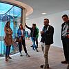 Bei einer Führung durch das neue Pflegeheim erklärt Architekt Georg Schmitz (Zweiter von rechts) das Konzept.