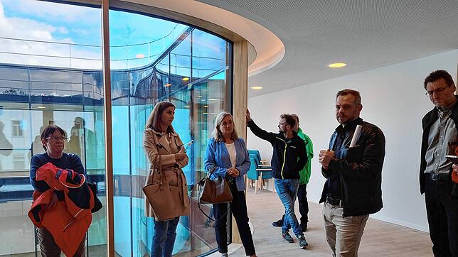 Bei einer Führung durch das neue Pflegeheim erklärt Architekt Georg Schmitz (Zweiter von rechts) das Konzept.