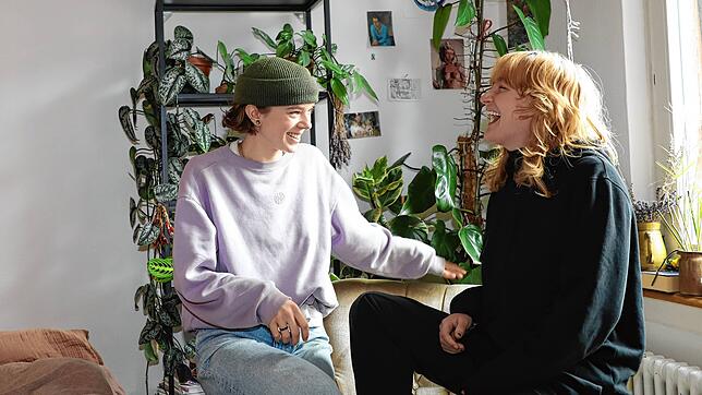 Ariana Gottstein (links) und Clara Helfrich (rechts) fühlen sich zwar wie Konstanzerinnen, wohnen aber in der Schweiz. Dem SÜDKURIER ...