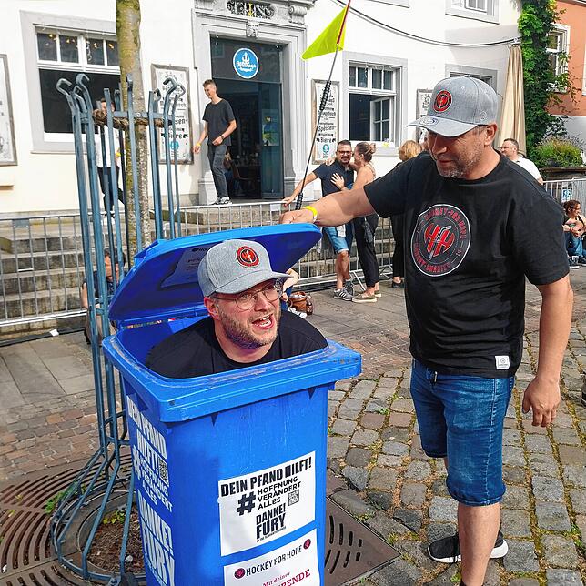 Für den guten Zweck stieg Alex Uhrle in die Tonne, während Falk Stiehler versucht, den Deckel zu schließen. Eigentlich sollen hier die ...