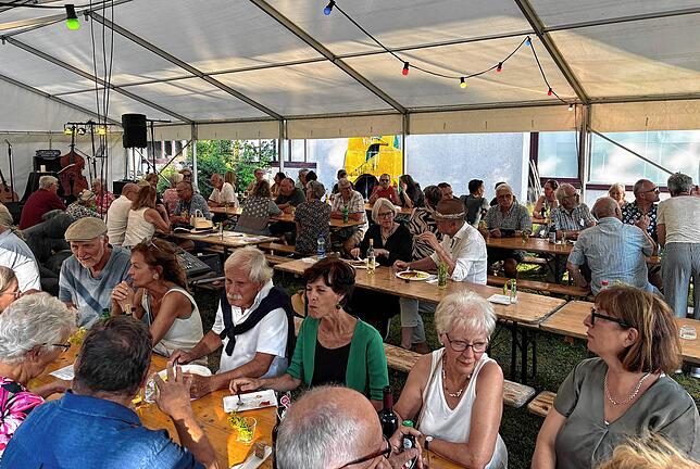 Unter den zahlreich erschienen Zuschauern im Skulpturengarten des Rehmann-Museums herrschte gute Stimmung.