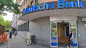 Noch ist die Deutsche Bank Filiale in Singen geöffnet. Doch Ende Juli wird sie ihre Türen für Kundinnen und Kunden für immer schließen.