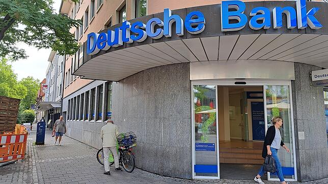 Noch ist die Deutsche Bank Filiale in Singen geöffnet. Doch Ende Juli wird sie ihre Türen für Kundinnen und Kunden für immer schließen.