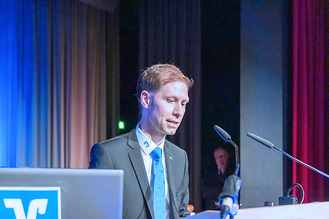 Der 41 Jahre alte Banker David Winterhalder löst den bisherigen Vorstand der Volksbank Meßkirch Karl Springindschmitten ab.