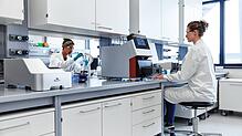 Beim Pharmaunternehmen Vetter arbeiten mehr Frauen als Männer &ndash; in der Industrie ist das eher noch eine Seltenheit.