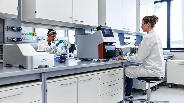 Beim Pharmaunternehmen Vetter arbeiten mehr Frauen als Männer &ndash; in der Industrie ist das eher noch eine Seltenheit.