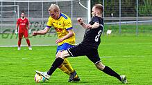 Der SV Denkingen (Steffen Allgaier, rechts) setzt seine Erfolgsserei mit einem 4:2-Erfolg über die SpVgg F.A.L. (Jan Peterhanwar) fort.