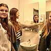 Die drei Mädels der SMV freuen sich über den kostenlosen Tampon-Spender: Schulsprecherinnen Lina und Fiona Heer (von lins) sowie Tabea ...