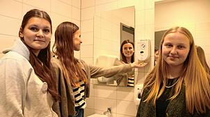 Die drei Mädels der SMV freuen sich über den kostenlosen Tampon-Spender: Schulsprecherinnen Lina und Fiona Heer (von lins) sowie Tabea ...