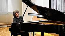 Auch mit einer verstimmten Taste beweist Gasratov sein Können am Klavier und begeistert das Publikum. Bild: Viktoria Novakovic