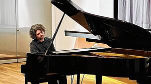 Auch mit einer verstimmten Taste beweist Gasratov sein Können am Klavier und begeistert das Publikum. Bild: Viktoria Novakovic