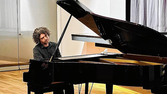 Auch mit einer verstimmten Taste beweist Gasratov sein Können am Klavier und begeistert das Publikum. Bild: Viktoria Novakovic