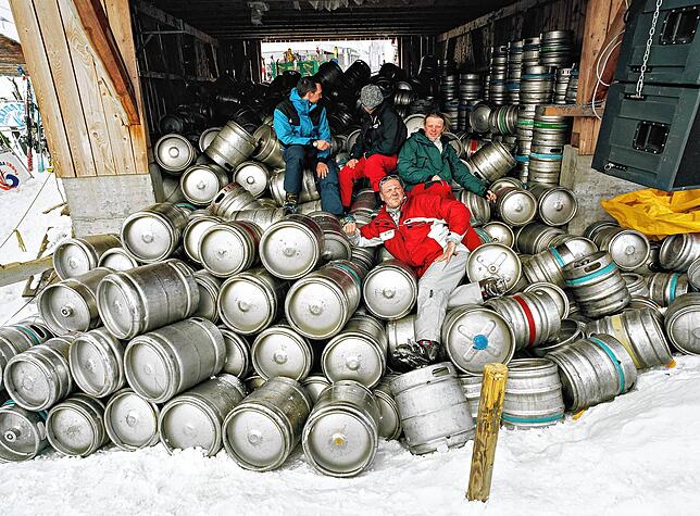 An Bier herrscht kein Mangel, wenn in Ischgl die Skisaison beginnt.