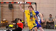 Nico Koch von der HSG Konstanz II bejubelt eines seiner fünf Tore beim 31:27-Derbysieg über den Südbadenliga-Ersten TuS Steißlingen.