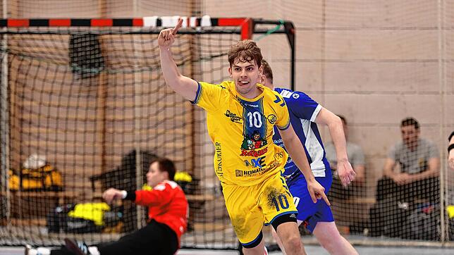 Nico Koch von der HSG Konstanz II bejubelt eines seiner fünf Tore beim 31:27-Derbysieg über den Südbadenliga-Ersten TuS Steißlingen.