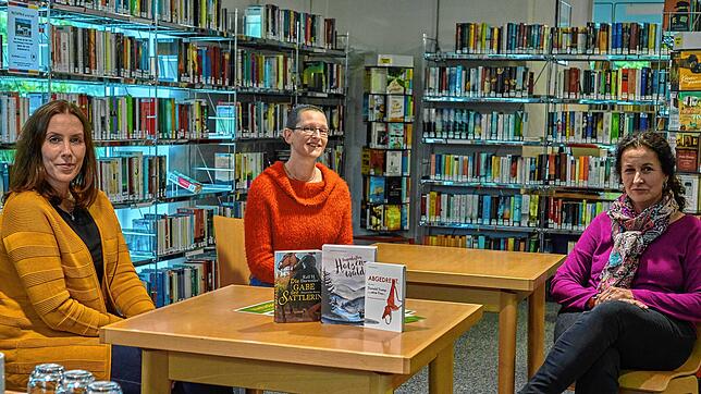 Vorfreude: Mediatheksleiterin Sabine Ließfeld, Buchhändlerin Gabriele Volk und Mediatheksmitarbeiterin Marion Lüber-Schmidt freuen sich, ...