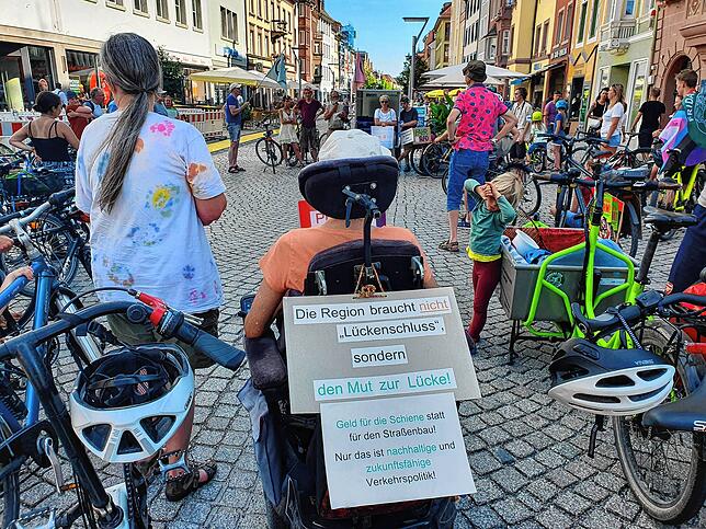 Protestschild an einem Rollstuhl.
