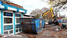 Der Abriss der blau-weißen Pavillons ist im vollen Gange. Hier soll bis nächsten Sommer ein großzügiger Platz mit vielen ...