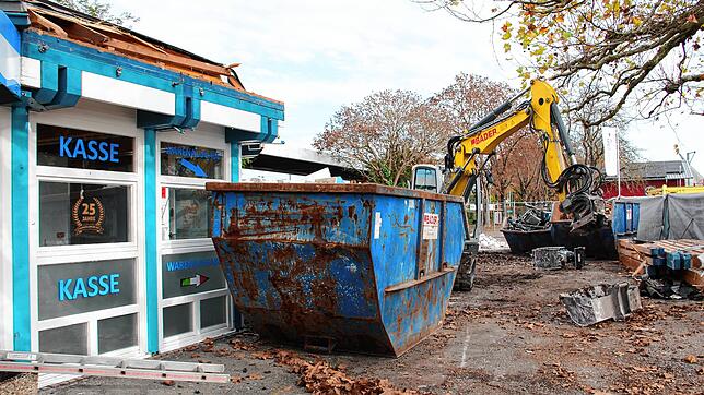 Der Abriss der blau-weißen Pavillons ist im vollen Gange. Hier soll bis nächsten Sommer ein großzügiger Platz mit vielen ...