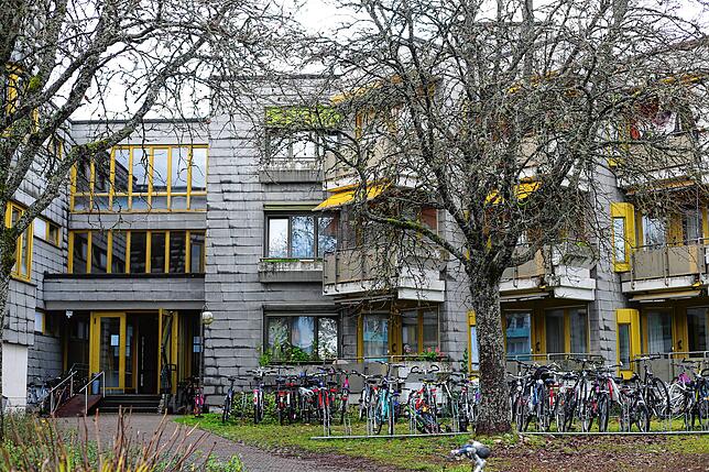 Der vordere Teil des Gebäudekomplexes wird als Anschlussunterbringung für die Geflüchteten genutzt. Für den Teil ist die Stadt ...