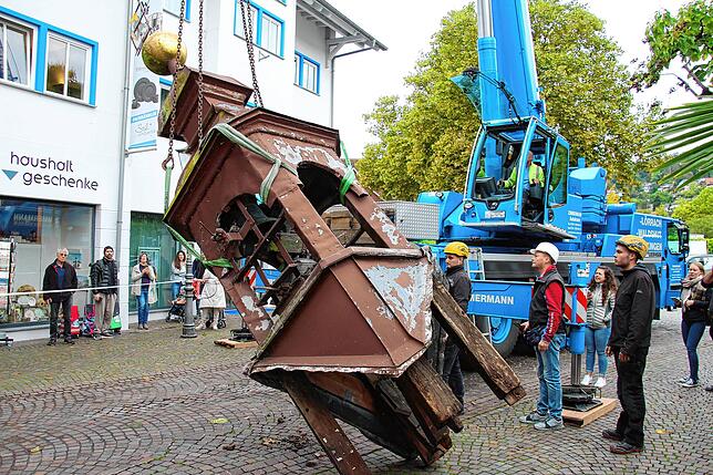 Vor der Verladung wurde der Glockenturm abgelegt.