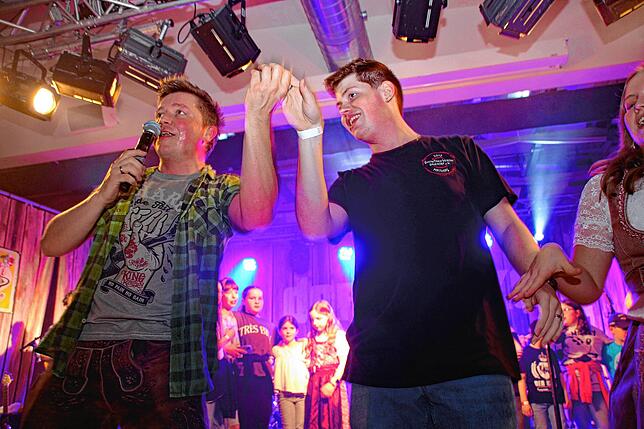 Bild 4: Ausgelassene Stimmung beim Dorfrocker-Konzert in Sauldorf