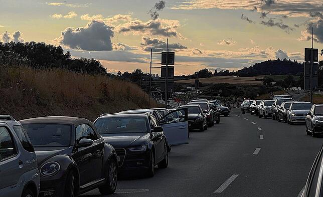 Am 8. Juli kommt es zu einer Störung im B33-Tunnel. Die anschließende Sperrung führt dazu, dass sich ein Stau bildet.