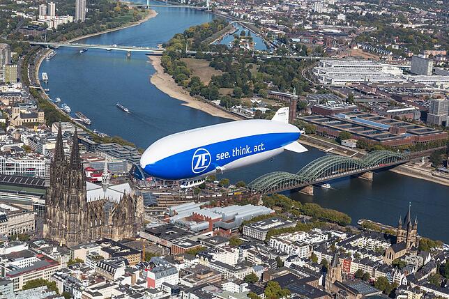 Der Zeppelin NT fliegt über dem Kölner Dom.