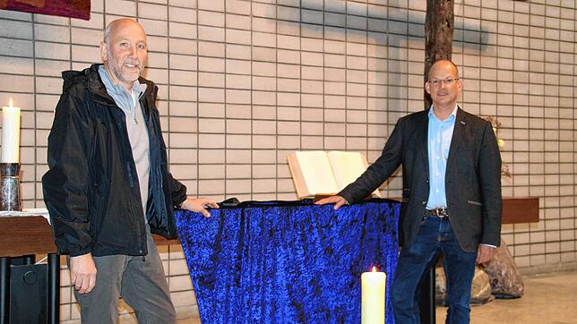 Zusammen in der Christuskirche in Radolfzell: Heinz Vogel (links), Pfarrer und Leiter der katholischen Seelsorgeeinheit St. Radolt mit ...