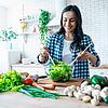 Eine Frau macht einen Salat an. Lassen Vorlieben für bestimmte Gerichte Rückschlüsse auf die Persönlichkeit eines Menschen zu?