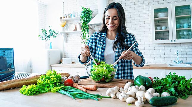 Eine Frau macht einen Salat an. Lassen Vorlieben für bestimmte Gerichte Rückschlüsse auf die Persönlichkeit eines Menschen zu?