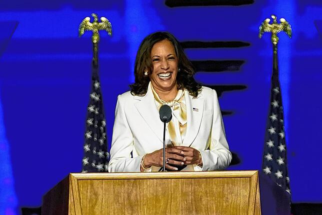 Kamala Harris, “Gewählte Vizepräsidentin„, hält eine Ansprache. Im Laufe ihrer Karriere war Harris mehrfach die Erste. Nun ...