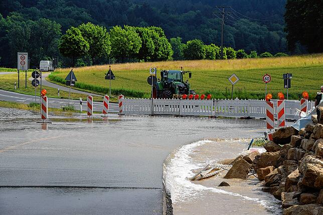 Bild 6: Land unter, Straße unter: Bilder von der überfluteten Brücken-Baustelle auf der L194 beim Freibad