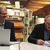 André Gutmann (links) und Casimir Bumiller präsentieren den gerade erschienen Band I der Stadtgeschichte von Villingen-Schwenningen.