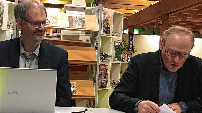 André Gutmann (links) und Casimir Bumiller präsentieren den gerade erschienen Band I der Stadtgeschichte von Villingen-Schwenningen.