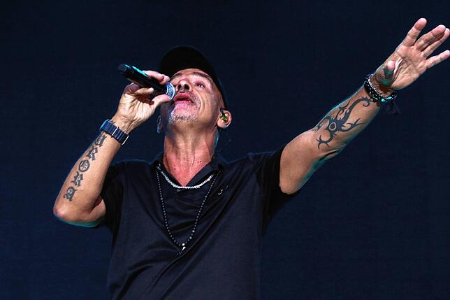 Eros Ramazzotti ließ in Salem seinen Charme spielen. Mehrfach ging er zu den Fans ins Publikum.